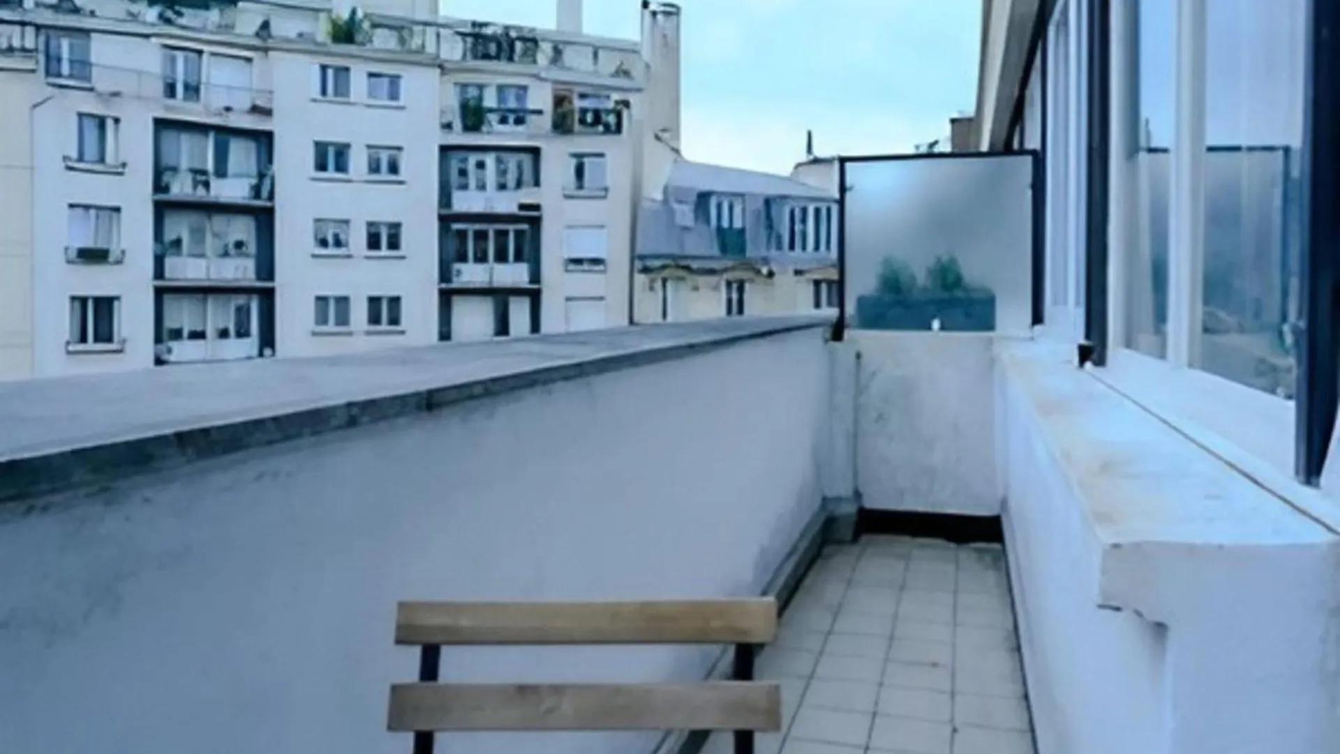 Comfortable Cocoon With Balcony Apartment